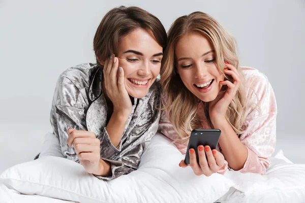 Deux Jolies Filles Portant Pyjama Isolé Sur Fond Gris Couchage — Photo