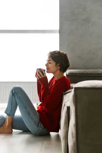 Die Schöne Junge Frau Pullover Sitzt Hause Auf Dem Fußboden — Stockfoto