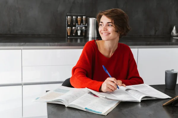 Sorrindo Jovem Mulher Estudando Mesa Uma Cozinha Casa — Fotografia de Stock