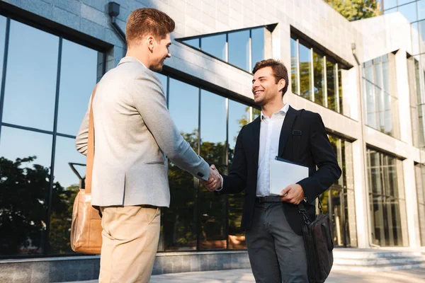 Two Confident Businessmen Standing Outdoors Shaking Hands — Stock Photo, Image