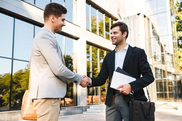 Two Confident Businessmen Standing Outdoors Shaking Hands — Stock Photo, Image