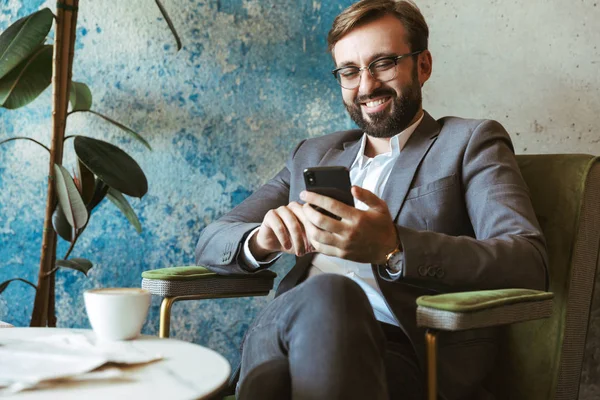 Smiling Businessman Wearing Suit Holding Mobile Phone While Sitting Cafe — Stock Photo, Image
