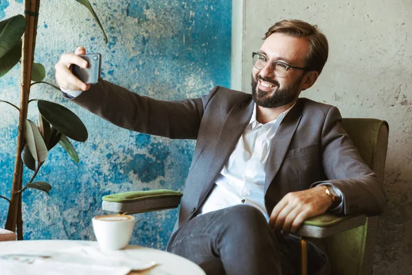 Hombre Negocios Sonriente Usando Traje Tomando Una Selfie Mientras Está —  Fotos de Stock