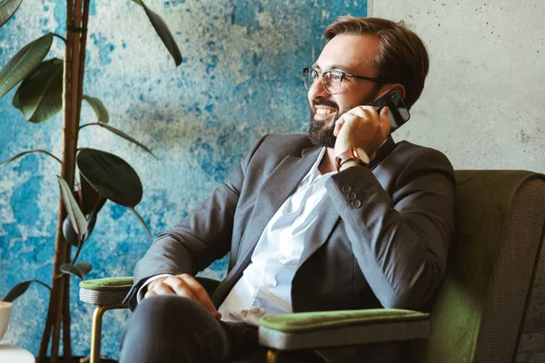 Smiling Businessman Wearing Suit Talking Mobile Phone While Sitting Cafe — 스톡 사진