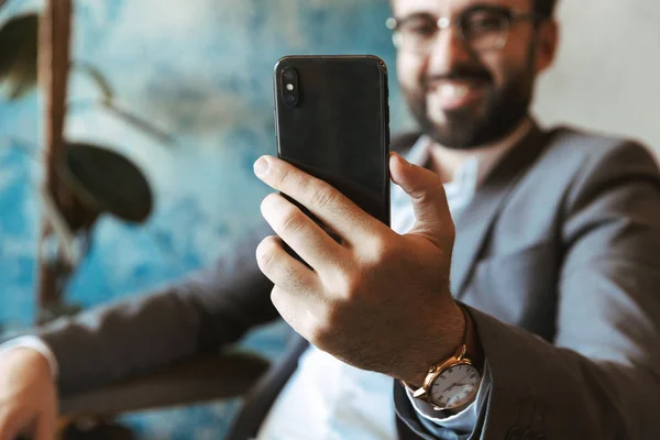 Hombre Negocios Sonriente Con Traje Que Sostiene Teléfono Móvil Mientras — Foto de Stock