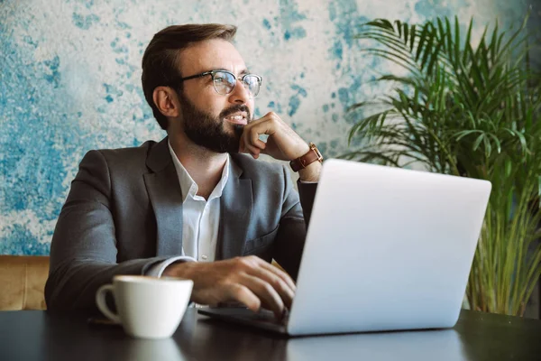 Empresário Feliz Trabalhando Computador Portátil Enquanto Sentado Café Bebendo Café — Fotografia de Stock