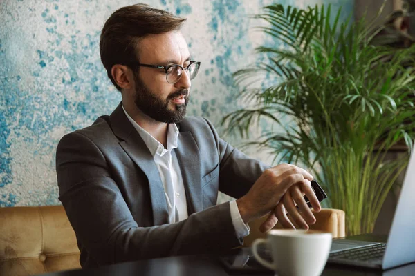 Empresário Feliz Trabalhando Computador Portátil Enquanto Sentado Café Bebendo Café — Fotografia de Stock