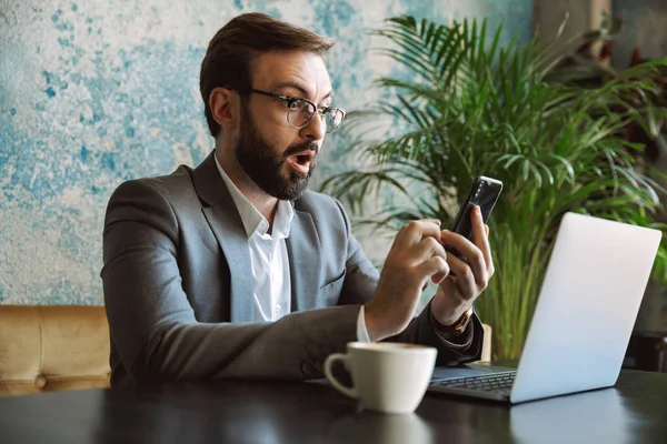 Choqué Jeune Homme Affaires Habillé Costume Travaillant Sur Ordinateur Portable — Photo