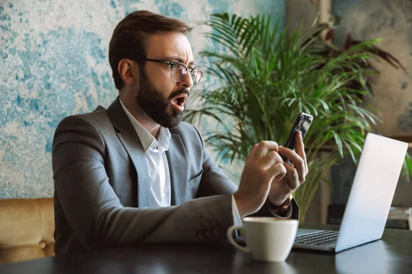 Chockad Ung Affärsman Klädd Kostym Som Arbetar Bärbar Dator Sitter — Stockfoto