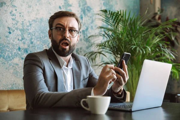 Choqué Jeune Homme Affaires Habillé Costume Travaillant Sur Ordinateur Portable — Photo