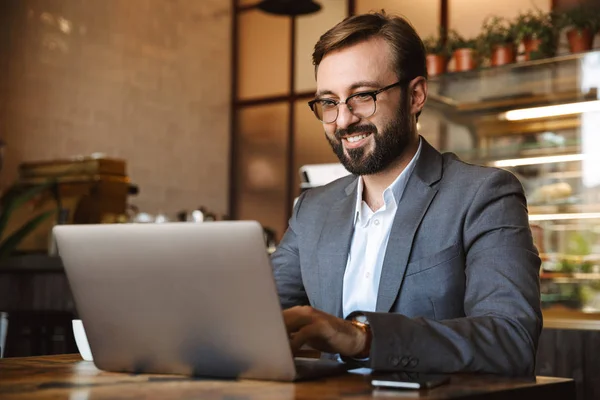 Stilig Ung Affärsman Klädd Kostym Som Arbetar Bärbar Dator Sitter — Stockfoto