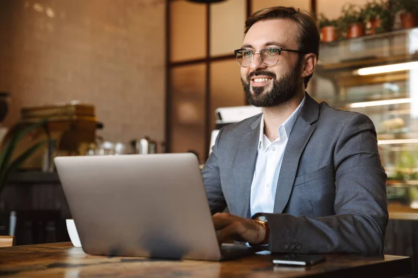 Stilig Ung Affärsman Klädd Kostym Som Arbetar Bärbar Dator Sitter — Stockfoto