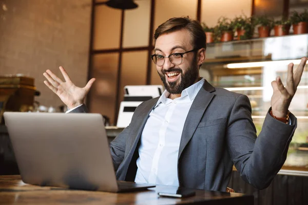 Snygg Ung Affärsman Klädd Kostym Arbetar Bärbar Dator Sitter Kaféet — Stockfoto