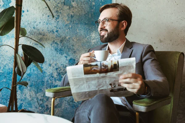 Hombre Negocios Sonriente Con Traje Leyendo Periódico Mientras Está Sentado —  Fotos de Stock