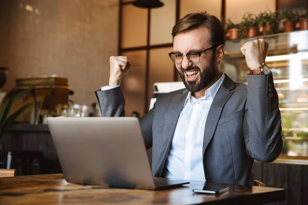 Snygg Ung Affärsman Klädd Kostym Arbetar Bärbar Dator Sitter Kaféet — Stockfoto