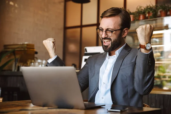 Kjekk Ung Forretningsmann Kledd Dress Som Jobber Bærbar Datamaskin Sitter – stockfoto