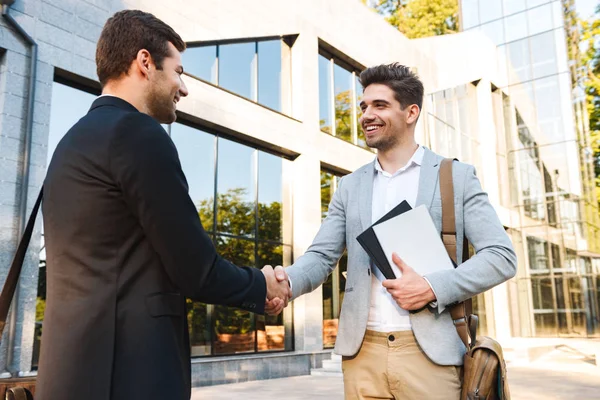 Zwei Selbstbewusste Geschäftsleute Die Draußen Stehen Und Hände Schütteln — Stockfoto