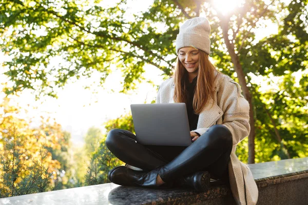 Hermosa Mujer Joven Vestida Con Abrigo Otoño Sombrero Sentado Aire — Foto de Stock