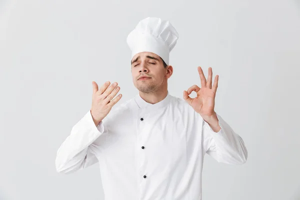 Vrolijke Chef Kok Het Dragen Van Eenvormige Proeven Geur Geïsoleerd — Stockfoto