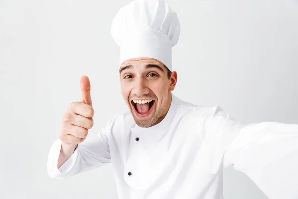 Cocinero Feliz Vistiendo Uniforme Pie Aislado Sobre Fondo Blanco Tomando —  Fotos de Stock