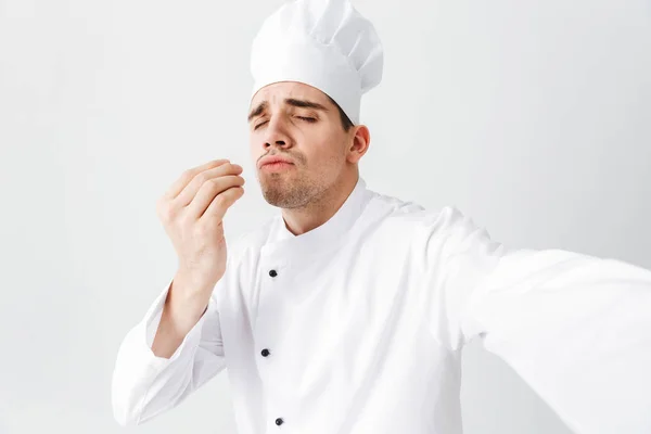 Cocinero Feliz Vistiendo Uniforme Pie Aislado Sobre Fondo Blanco Tomando —  Fotos de Stock