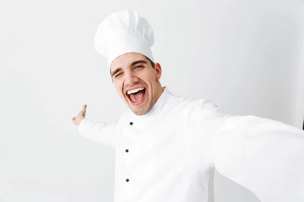 Happy Kuchaři Vařit Sobě Jednotné Postavení Izolované Bílém Pozadí Přičemž — Stock fotografie