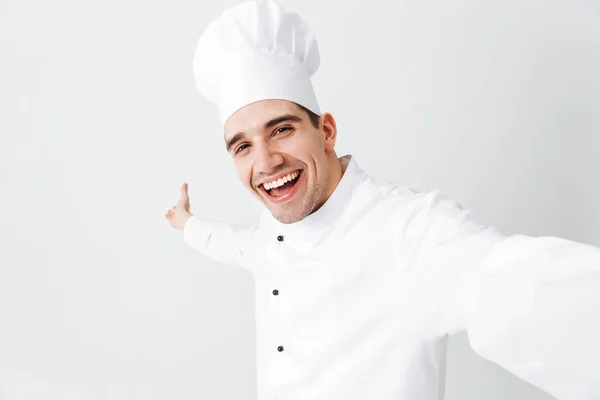 Felice Cuoco Cuoco Indossa Uniforme Piedi Isolato Sfondo Bianco Prendendo — Foto Stock