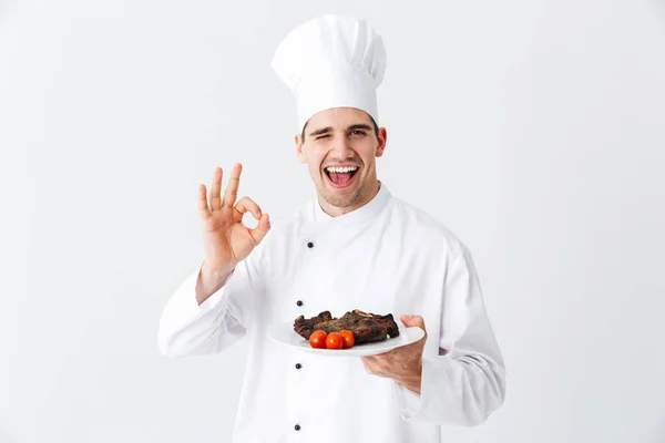 Χαρούμενα Σεφ Μάγειρας Φορώντας Στολή Πιπεριές Γεύμα Μπριζόλα Μαγειρεμένο Βόειο — Φωτογραφία Αρχείου