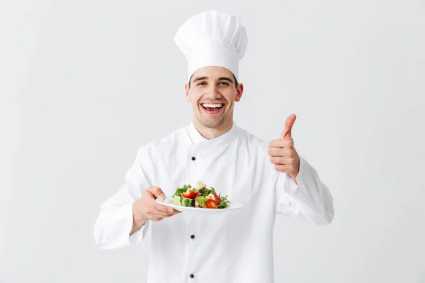 Homem Animado Cozinheiro Chef Vestindo Uniforme Mostrando Salada Verde Fresca — Fotografia de Stock
