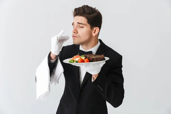 Retrato Apuesto Camarero Joven Esmoquin Mostrando Plato Carne Res Plato — Foto de Stock