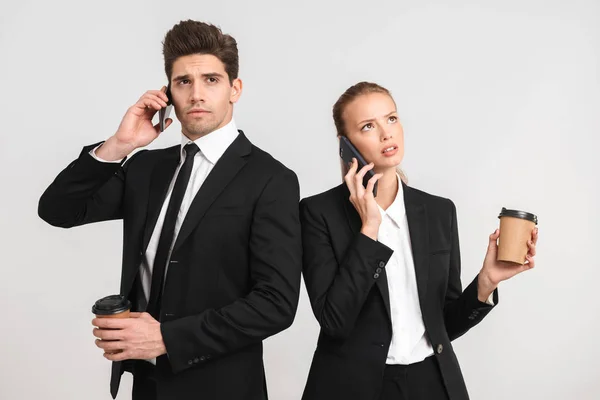 Confident Young Business Couple Standing Isolated Gray Background Holding Cups — Stock Photo, Image