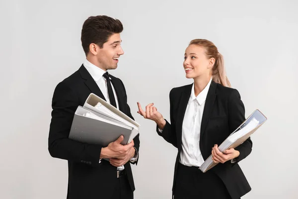 Vrolijke Jonge Bedrijf Paar Staande Geïsoleerd Grijze Achtergrond Houden Van — Stockfoto