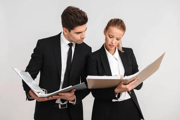 Selbstbewusstes Junges Geschäftspaar Steht Isoliert Vor Grauem Hintergrund Und Blättert — Stockfoto