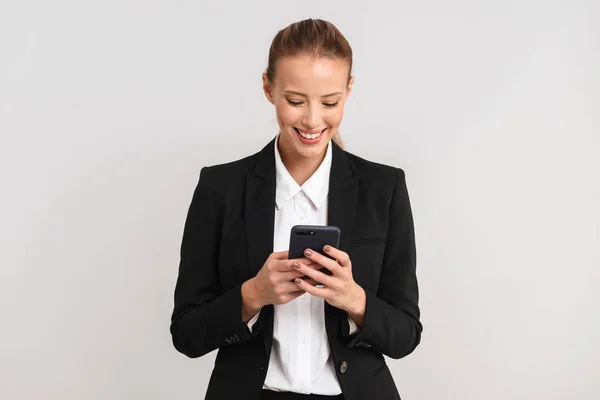 Smiling Blonde Business Woman Standing Isolated Gray Background Using Mobile — Stock Photo, Image