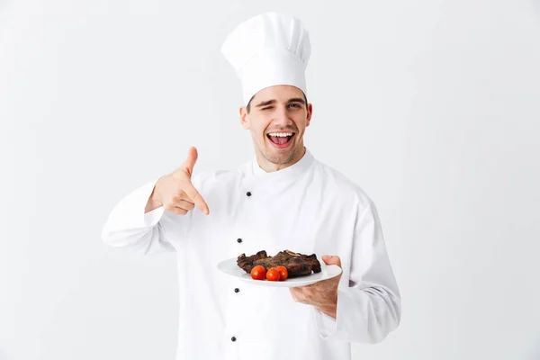 Alegre Cocinero Con Pimientos Uniformes Cocinado Carne Res Comida Plato —  Fotos de Stock