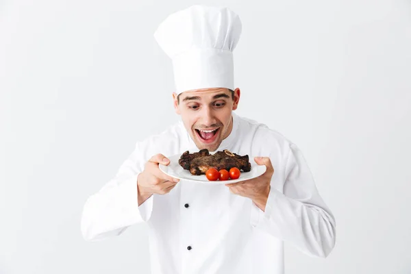Χαρούμενα Σεφ Μάγειρας Φορώντας Στολή Πιπεριές Γεύμα Μπριζόλα Μαγειρεμένο Βόειο — Φωτογραφία Αρχείου