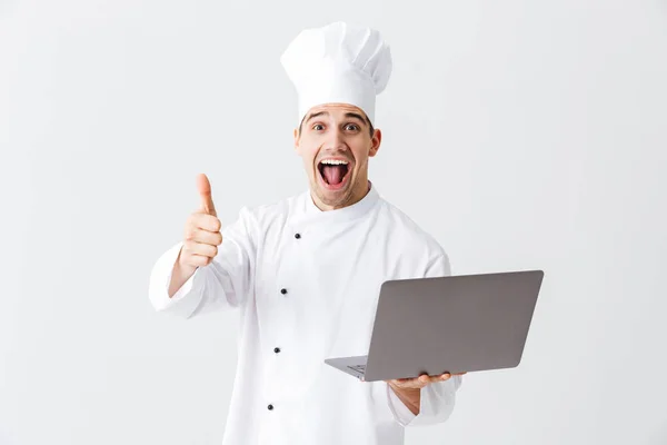 Cocinero Alegre Vistiendo Uniforme Pie Sobre Fondo Blanco Celebración Ordenador — Foto de Stock