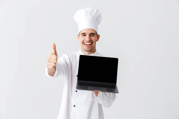 Веселий Кухар Кухар Формі Стоїть Білому Тлі Тримає Екранний Ноутбук — стокове фото