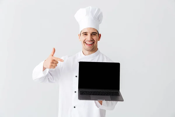 Cheerful Cozinheiro Chef Vestindo Uniforme Sobre Fundo Branco Segurando Computador — Fotografia de Stock