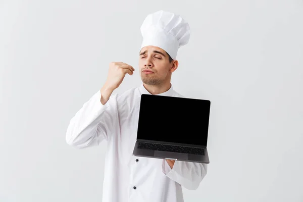 Cocinero Alegre Vistiendo Uniforme Pie Sobre Fondo Blanco Sosteniendo Computadora — Foto de Stock