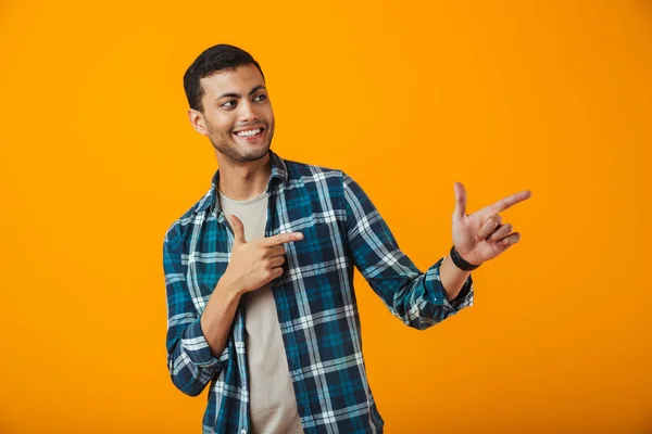 Jovem Alegre Vestindo Camisa Xadrez Isolado Sobre Fundo Laranja Apontando — Fotografia de Stock