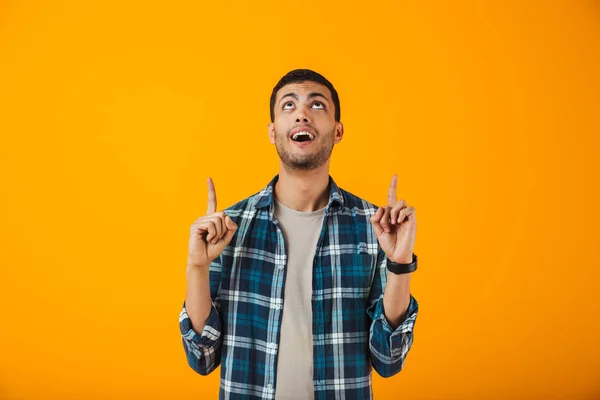 Glad Ung Man Klädd Rutig Skjorta Står Isolerade Över Orange — Stockfoto