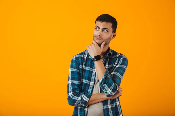 Leende Ung Man Klädd Rutig Skjorta Står Isolerade Över Orange — Stockfoto