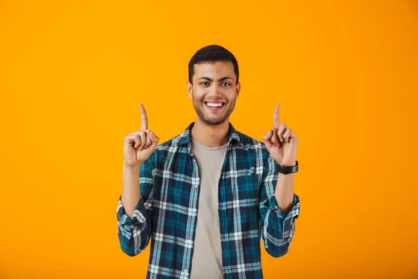 Joven Sonriente Con Camisa Cuadros Pie Aislado Sobre Fondo Naranja —  Fotos de Stock