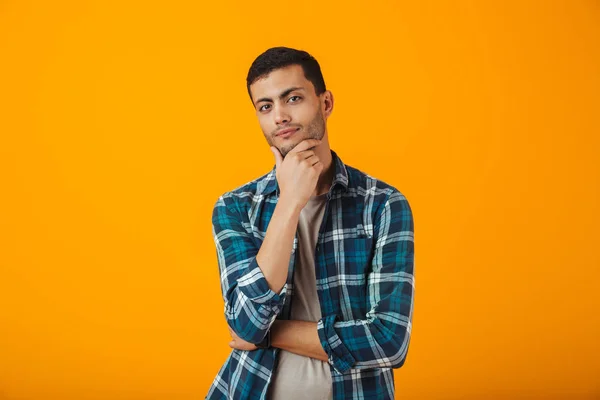 Fundersam Ung Man Klädd Rutig Skjorta Står Isolerat Över Orange — Stockfoto