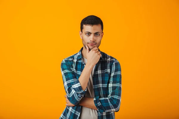 Nachdenklicher Junger Mann Kariertem Hemd Steht Isoliert Vor Orangefarbenem Hintergrund — Stockfoto