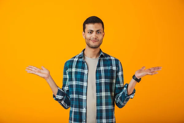 Sorrindo Jovem Vestindo Camisa Xadrez Isolado Sobre Fundo Laranja Mostrando — Fotografia de Stock