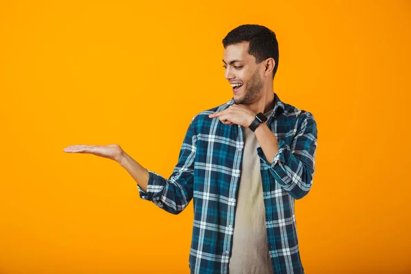 Jovem Alegre Vestindo Camisa Xadrez Isolado Sobre Fundo Laranja Apresentando — Fotografia de Stock