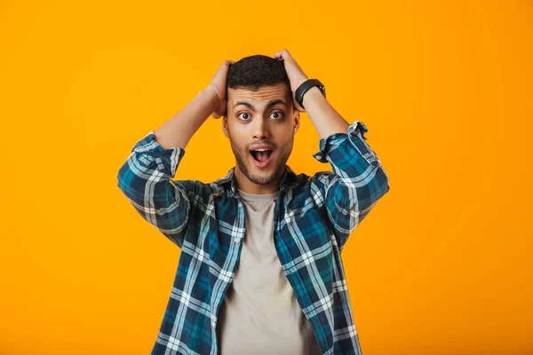 Jovem Chocado Vestindo Camisa Xadrez Isolado Sobre Fundo Laranja Gritando — Fotografia de Stock