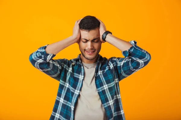 Sorgsen Ung Man Klädd Rutig Skjorta Står Isolerade Över Orange — Stockfoto